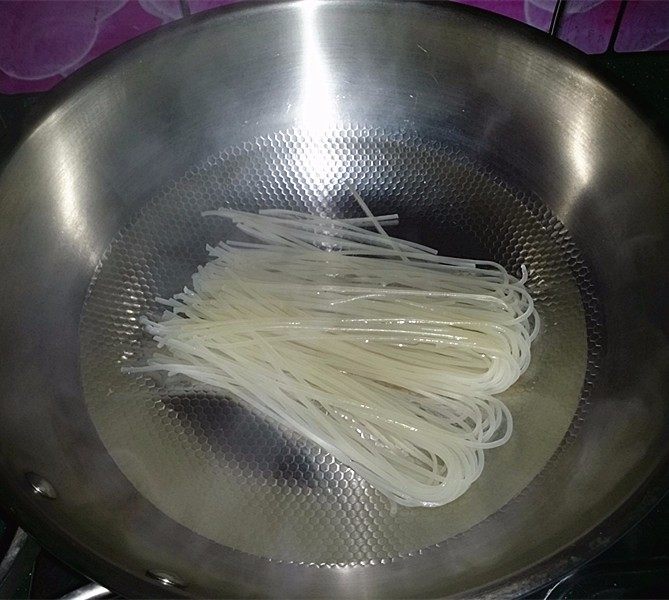柳州螺蛳粉,锅中烧适量开水，将泡过的干米粉放入锅中