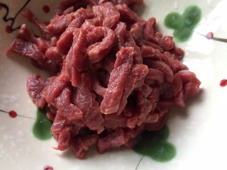 牛肉手擀面,牛肉，切成丝状；