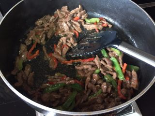 牛肉手擀面,翻炒，看着牛肉丝，变色；再加点生抽，搅拌，放入葱就可以了