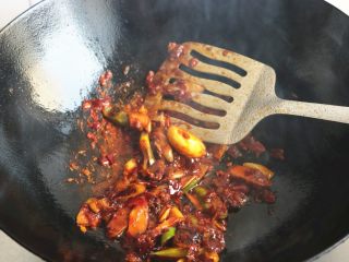 水煮肉片,下入郫县豆瓣酱翻炒出红油，可以闻到浓郁的香辣味到。