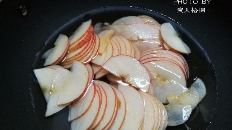 苹果玫瑰卷,锅里放入清水，白砂糖，熬开后。放入苹果片，煮一分钟就捞起来