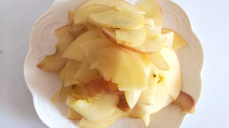 苹果玫瑰卷,苹果晾干冷却放入烤箱，180度，40分钟就可以了！拿出来后。撒上糖粉或者椰蓉