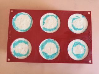 蓝色梦幻杯子蛋糕,8.两种面糊，分别装入裱花袋，挤入模具中，挤的时候，一层蓝色的，一层白色的！