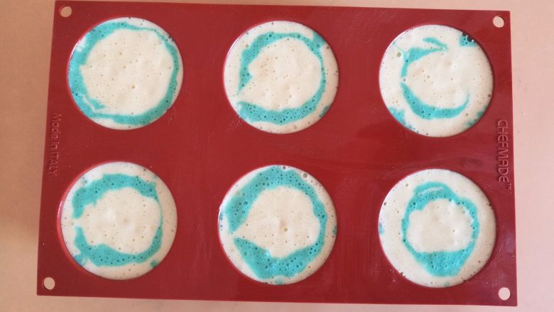 蓝色梦幻杯子蛋糕,8.两种面糊，分别装入裱花袋，挤入模具中，挤的时候，一层蓝色的，一层白色的！