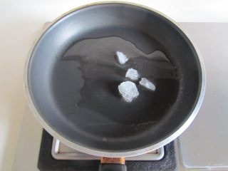 海带烧排骨,烧热锅，放入少量的油， 下入冰糖进去翻炒；