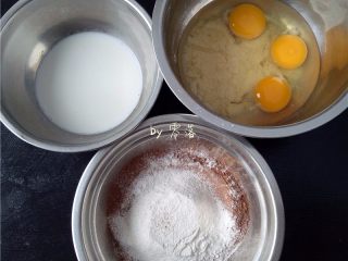 芒果可可蛋糕,备好食材：高筋面粉同可可粉混合，鸡蛋同细砂糖混合，备好牛奶；