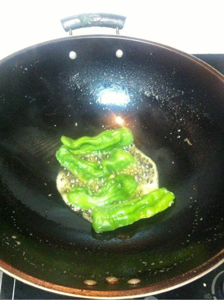 酿青椒,锅里放油，一个个煎熟就可以了，注意用小火