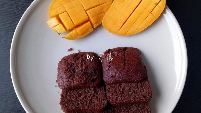 芒果可可蛋糕,可可蛋糕切成4片；芒果对半剖开，划十字格；