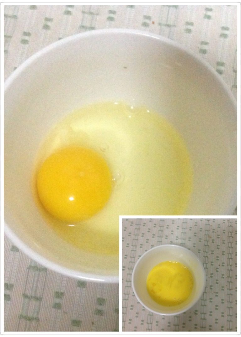 自制夹心圆面包,另取一个鸡蛋打散成蛋液。