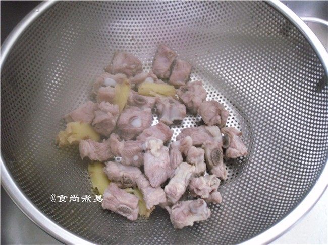 黑椒排骨杂菜锅,捞出排骨沥干水