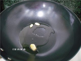 黑椒排骨杂菜锅,热锅，倒油，下蒜片爆香