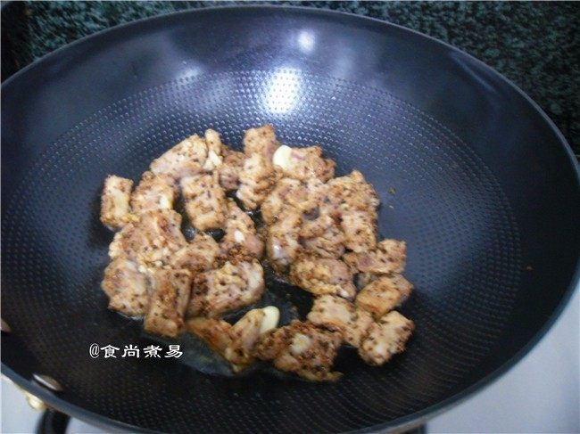 黑椒排骨杂菜锅,倒入排骨煸炒片刻，炒至焦黄出香味
