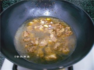 黑椒排骨杂菜锅,加上适量清水，遮上锅盖，焖煮20分钟