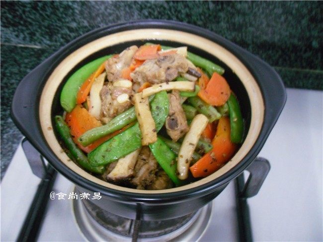 黑椒排骨杂菜锅,盛入砂锅中，在炉火上煮5—8分钟即可原煲端上餐桌