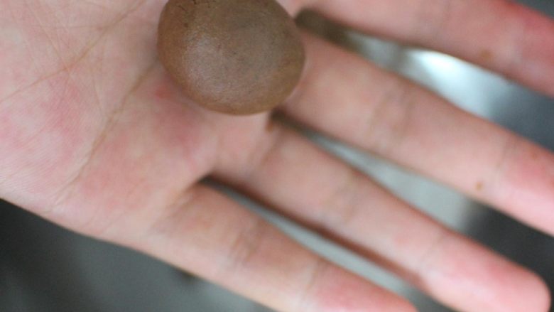 巧克力豆玛格丽特饼干,取一个8克左右重量的小面团，搓成一个小圆球！