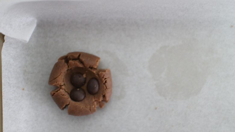 巧克力豆玛格丽特饼干,然后在中间凹陷的部分，放上巧克力豆即可