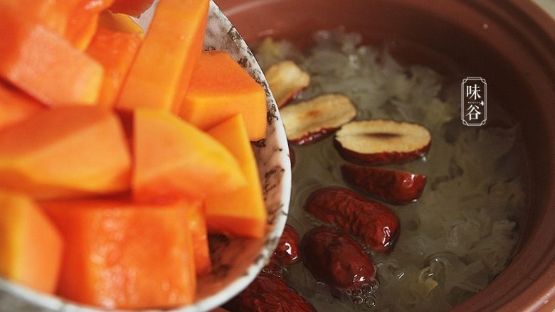 木瓜红枣银耳羹,放进木瓜，继续炖煮半小时；