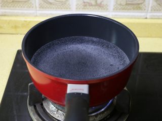 南瓜豆沙汤圆,开始煮汤圆了，取一锅，放入适量水，烧开