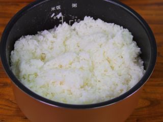 自制寿司,将米饭煮熟。米和水的比例1:2就行啦。
