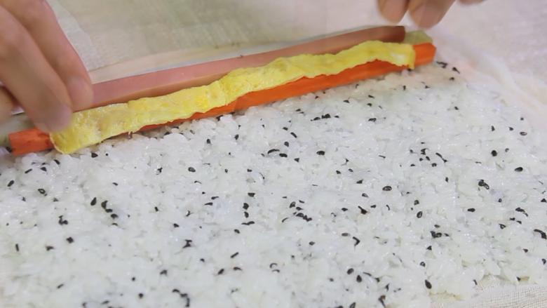 自制寿司,边缘留2公分的位置开始摆放上辅料。
