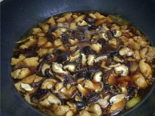 香菇烧肉便当,放入香菇翻炒，再倒入浸泡过香菇的香菇水；水量需淹没过食材；