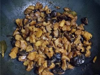 香菇烧肉便当,上盖，大火烧开转中小火炖至食材熟烂，调入适量盐翻炒均匀；