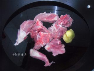 祛湿消肿瘦身的冬瓜薏仁汤,锅中放入适量水，将猪骨、拍扁的生姜倒入锅中，煮开
