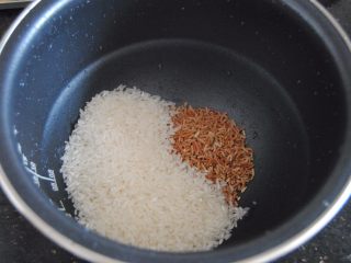 鲜虾沙拉饭团,红米和大米放进电饭锅