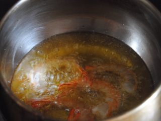 鲜虾沙拉饭团,准备好适量的油，烧至冒热气后放入虾仁炸，变红弯曲即可