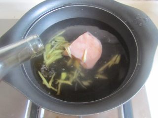 杂蔬拌鸡丝,鸡脯肉放入冷水中煮， 加入少许料酒和姜丝帮助去腥；