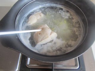 杂蔬拌鸡丝,鸡脯肉煮到筷子很容易插进去且没有血丝出来即可；
