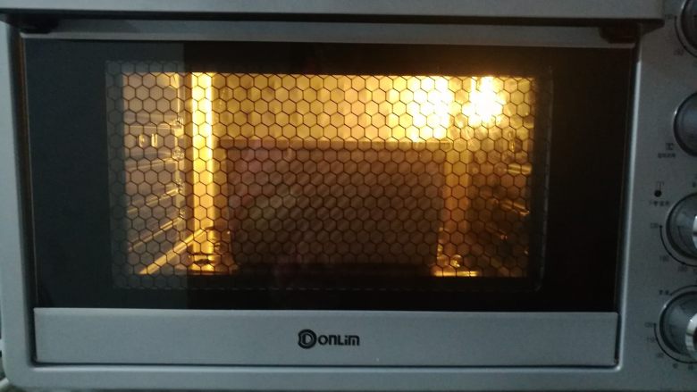经典白吐司,整个吐司盒放入烤箱底层，上火130度，下火160度烤35分钟（其他烤箱和吐司盒按照常用习惯烤）