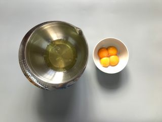 酸奶芝麻戚风,先分离蛋白和蛋黄，注意蛋白盆必须无油无水，分离过程不可混入蛋黄。