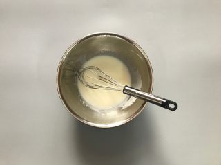 酸奶芝麻戚风,取一干净的盆，加入植物油、酸奶以及糖粉20克。用手抽快速搅打至充分融合。