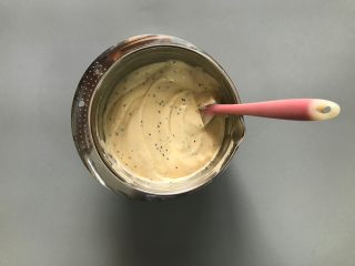 酸奶芝麻戚风,再将混合好的面糊倒回蛋白霜盆内。继续切拌加翻拌，混合均匀。