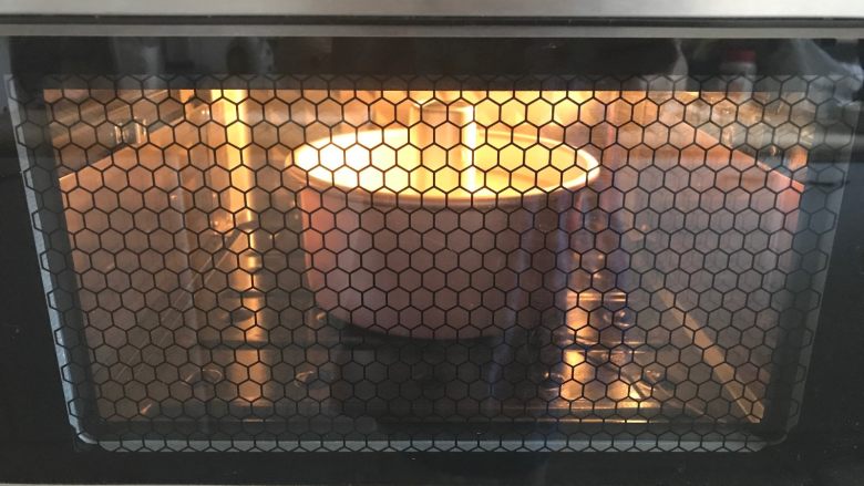 酸奶芝麻戚风,放入东菱烤立方电烤箱中，上管165度下管170度，烘烤35分钟左右。（时间和温度请根据自己烤箱实际情况来调节）