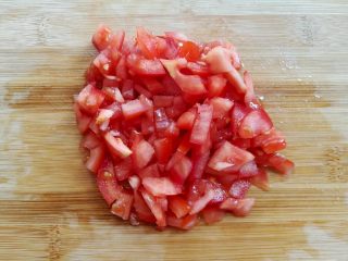 番茄鸡蛋三明治,番茄洗净后切成小丁
