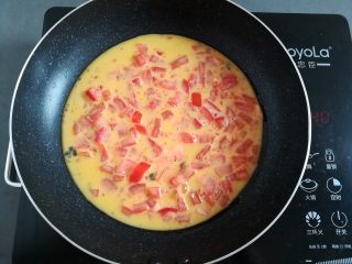 番茄鸡蛋三明治,锅里刷少量的油，冷锅倒入番茄蛋液