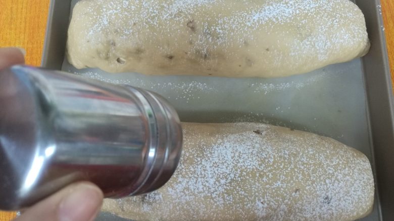 无油健康版 黑糖干果软欧,面包坯发酵到两倍大，表面筛低粉。烤箱上下火185度提前预热10分钟。