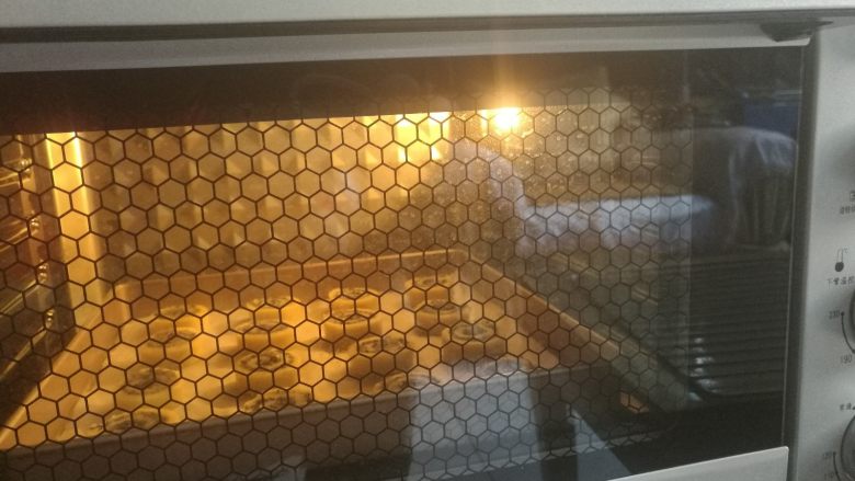年轮卷卷饼干,送入烤箱，上下火185度烘烤18分钟，至表面有微微焦黄色就好了。晾凉后酥香。
