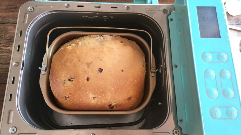 红糖蔓越莓吐司,利用面包机烘烤菜单进行烘烤，时间为35分钟。