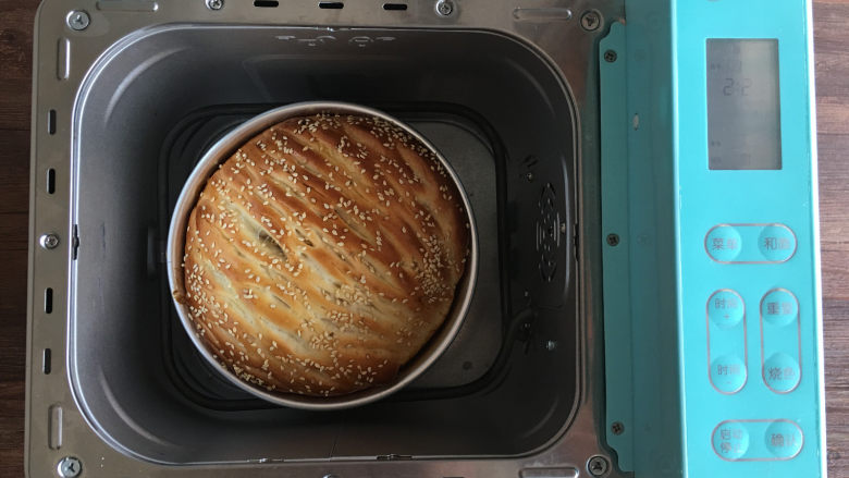 面包机版黄桃面包派,使用面包机烘烤菜单进行烘烤，时间为30分钟左右。