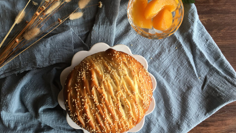 面包机版黄桃面包派,成品图。