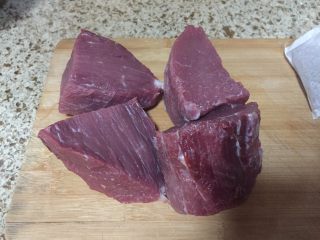 麻辣牛肉丝，煲剧小零嘴,牛肉，选用牛里脊肉，切成四块；