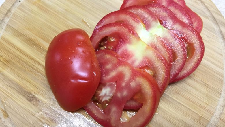 南瓜汉堡包,烤制期间可以准备馅料，番茄洗净切片