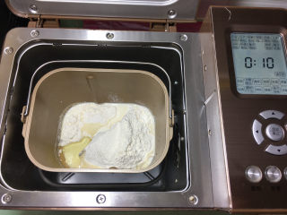 奶黄包,加入玉米油，白砂糖，面粉，启动和面程序进行揉面，时间10分钟。