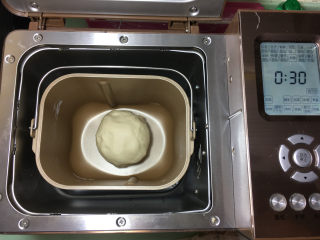 奶黄包,揉好后再利用面包机发酵菜单进行发酵，时间为30分钟。