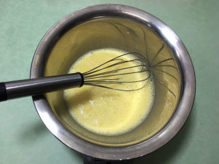 奶黄包,用打蛋器搅打均匀。