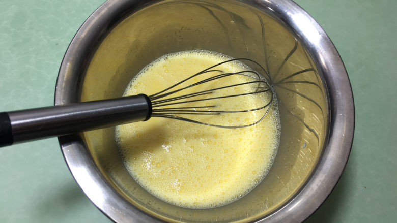 奶黄包,用打蛋器搅打均匀。