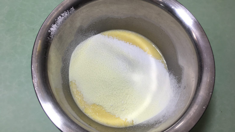奶黄包,筛入中筋面粉，澄粉，和奶粉。